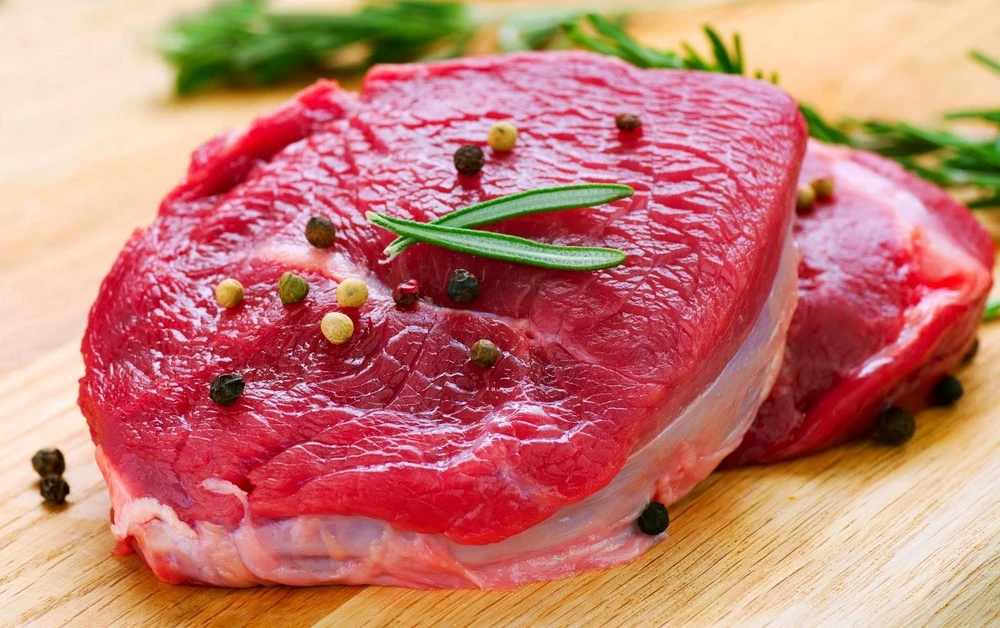 Những sản phẩm gần hết hạn sử dụng (cận date) như thịt bò ngoại nhập có thể được giảm giá đến 50% tại các siêu thị. (Ảnh minh họa)