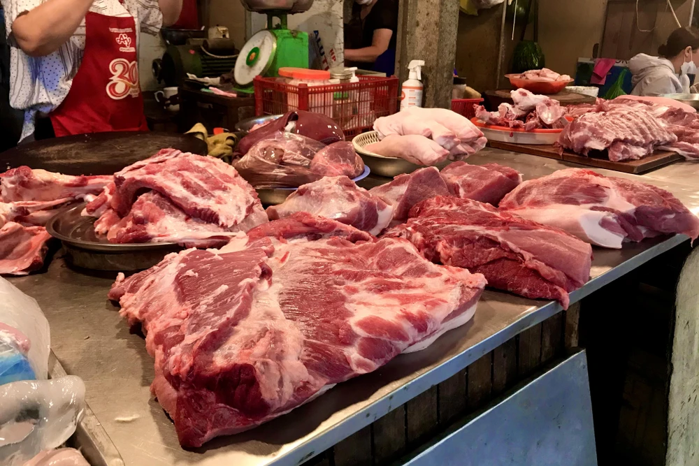 Giá cả các mặt hàng thực phẩm như thịt lợn, rau xanh... tại một chợ truyền thống ở Hà Nội duy trì mức ổn định. (Ảnh: Việt Anh/Vietnam+)