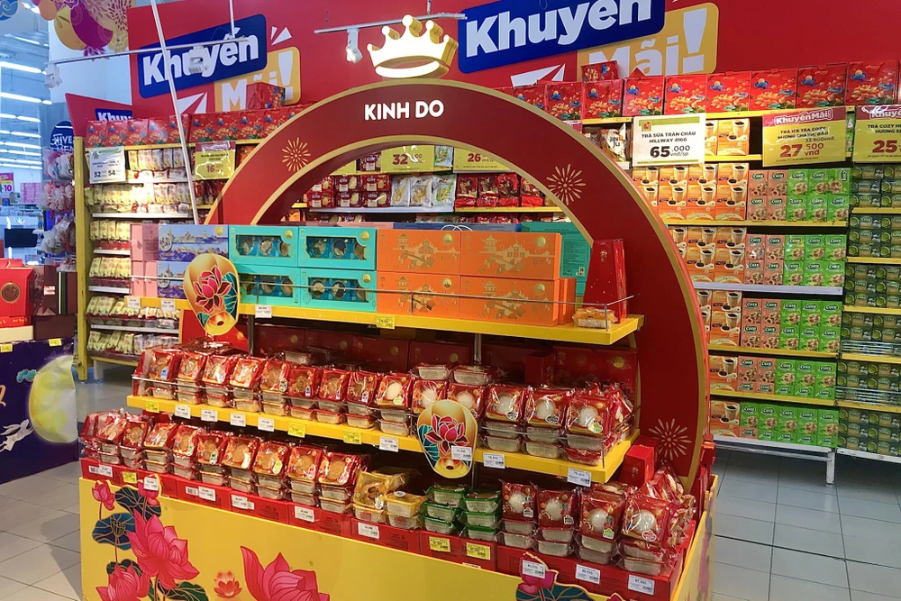 Những thương hiệu bánh Trung Thu nổi tiếng như Kinh Đô, Hữu Nghị... đang được áp dụng chương trình giảm giá tại các siêu thị lớn. (Ảnh: Việt Anh/Vietnam+)