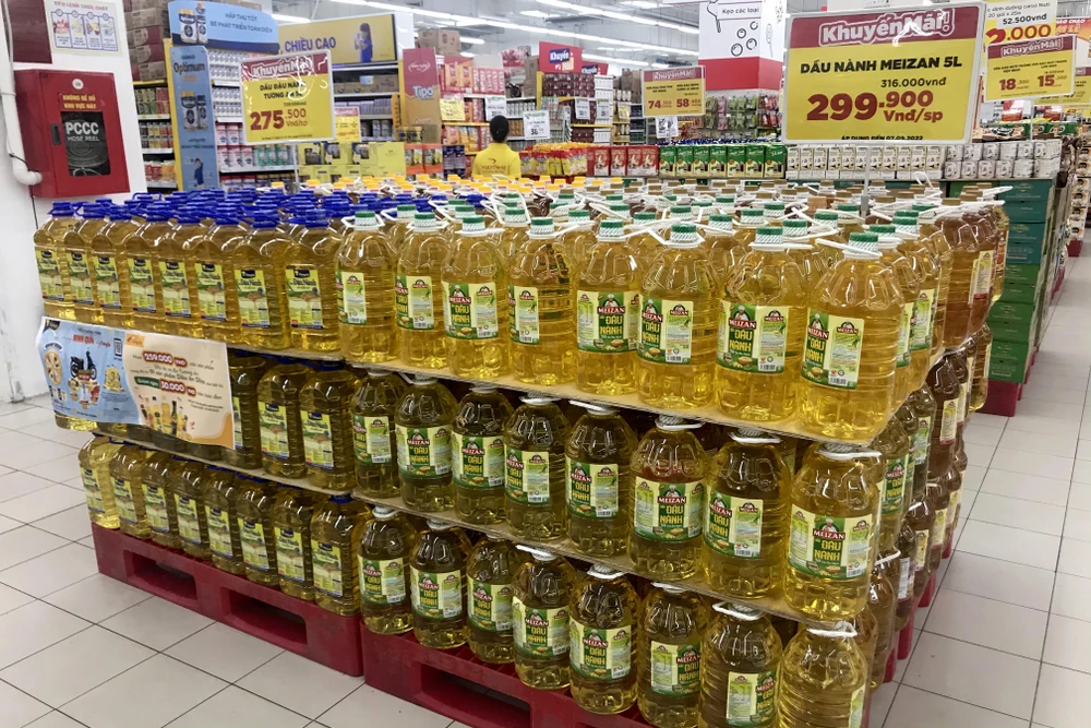 Nhiều sản phẩm tiêu dùng thiết yếu như dầu ăn, hóa phẩm tẩy rửa... được áp dụng mức ưu đãi giá tốt tại các siêu thị lớn. (Ảnh: Việt Anh/Vietnam+)