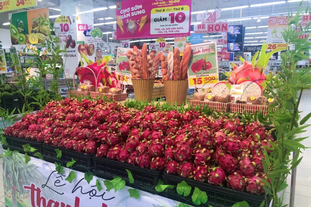 'Lễ hội trái cây' đầu vụ tại các siêu thị và chợ dân sinh mang đến cho người tiêu dùng những mức giá ưu đãi. (Ảnh: Việt Anh/Vietnam+)