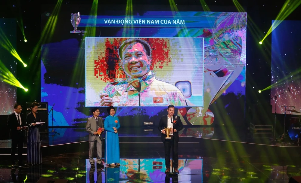 Giải thưởng Cúp chiến thắng năm 2016 tôn vinh vận động viên Hoàng Xuân Vinh với thành tích giành huy chương vàng Olympic Rio. (Ảnh: PV/Vietnam+) 