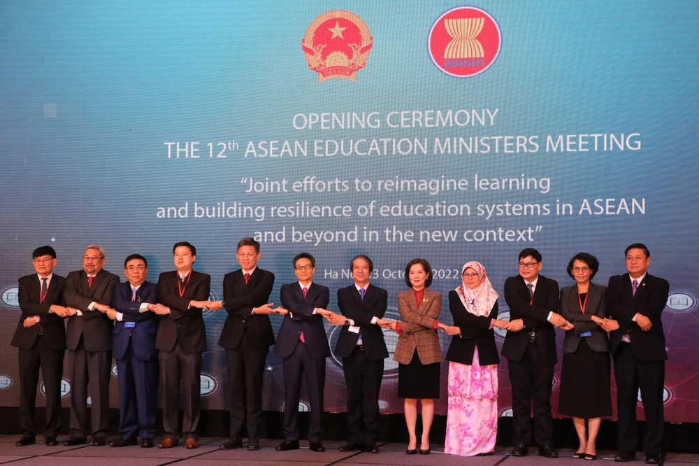 Phó Thủ tướng Chính phủ Việt Nam Vũ Đức Đam và Bộ trưởng Giáo dục, đại diện phụ trách Giáo dục của các nước thành viên trong ASEAN. (Ảnh: Việt Anh/Vietnam+)