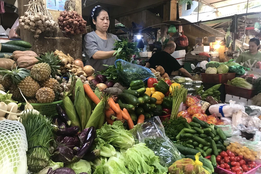 Ngoại trừ các loại rau xanh tăng giá khoảng 20% do ảnh hưởng của mưa bão, giá thực phẩm tại các chợ dân sinh Hà Nội không có nhiều biến động. (Ảnh: Việt Anh/Vietnam+)