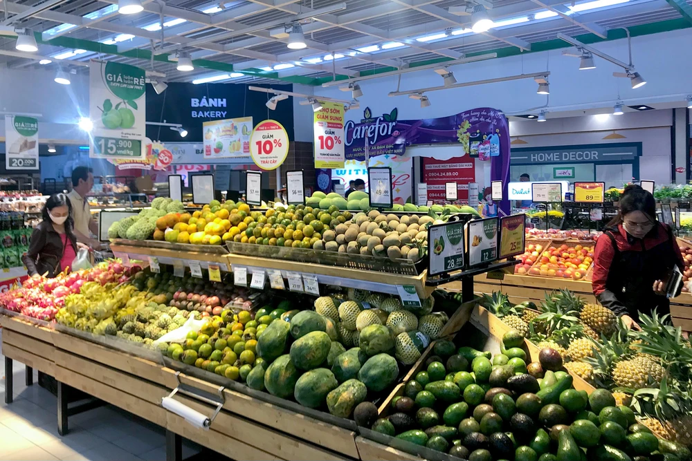 Các chương trình khuyến mãi cuối tuần tại siêu thị giúp người tiêu dùng dễ dàng mua thực phẩm thiết yếu với giá ưu đãi. (Ảnh: Việt Anh/Vietnam+)