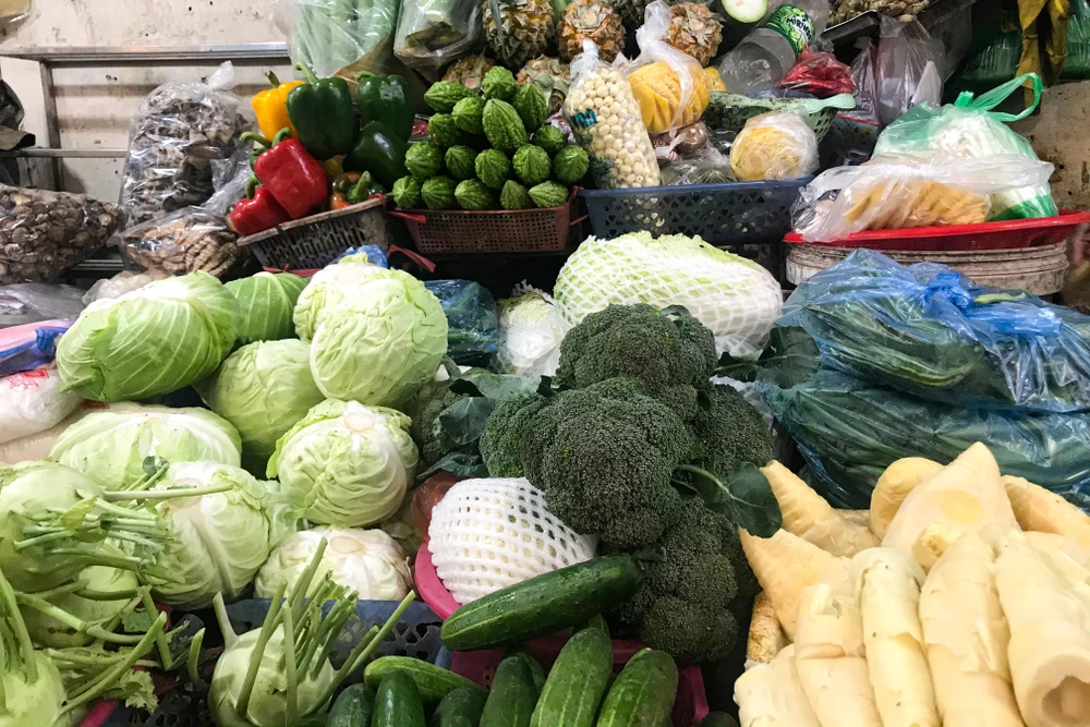 Các loại rau vụ Đông như bắp cải, súp lơ, su hào... 'thưa thớt' tại các gian hàng chợ truyền thống. (Ảnh: Việt Anh/Vietnam+)