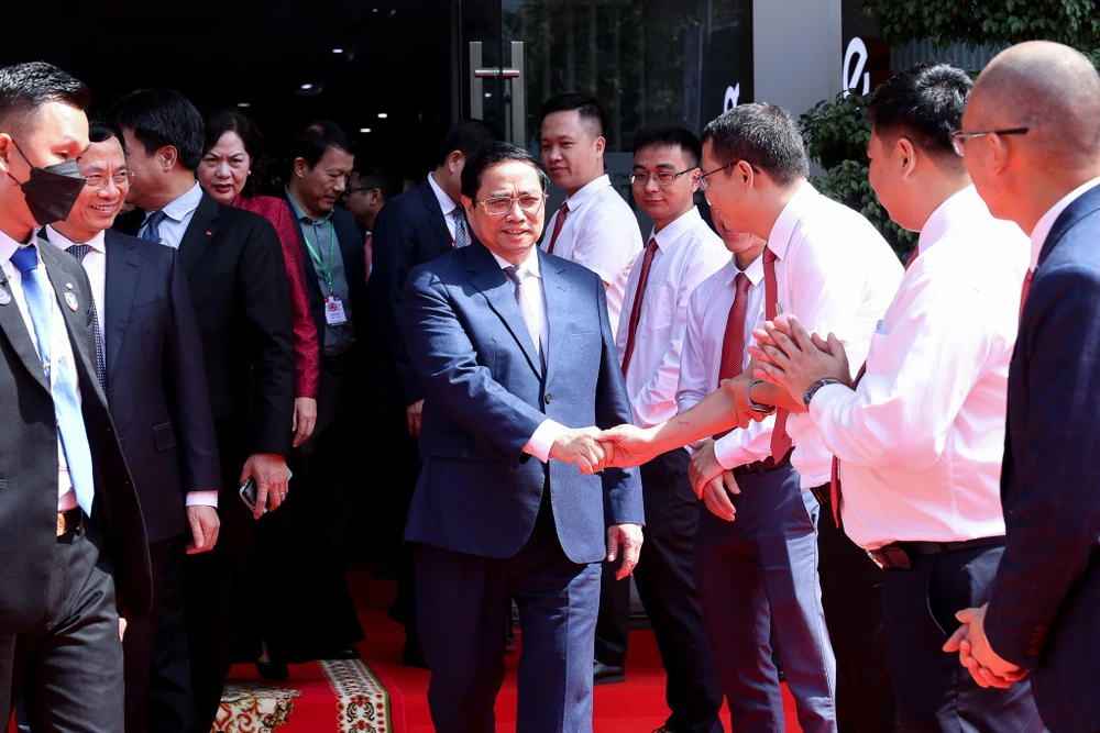 Thủ tướng Chính phủ Việt Nam Phạm Minh Chính có buổi làm việc với Metfone tại Phnom Penh, Campuchia. (Ảnh: PV/Vietnam+)