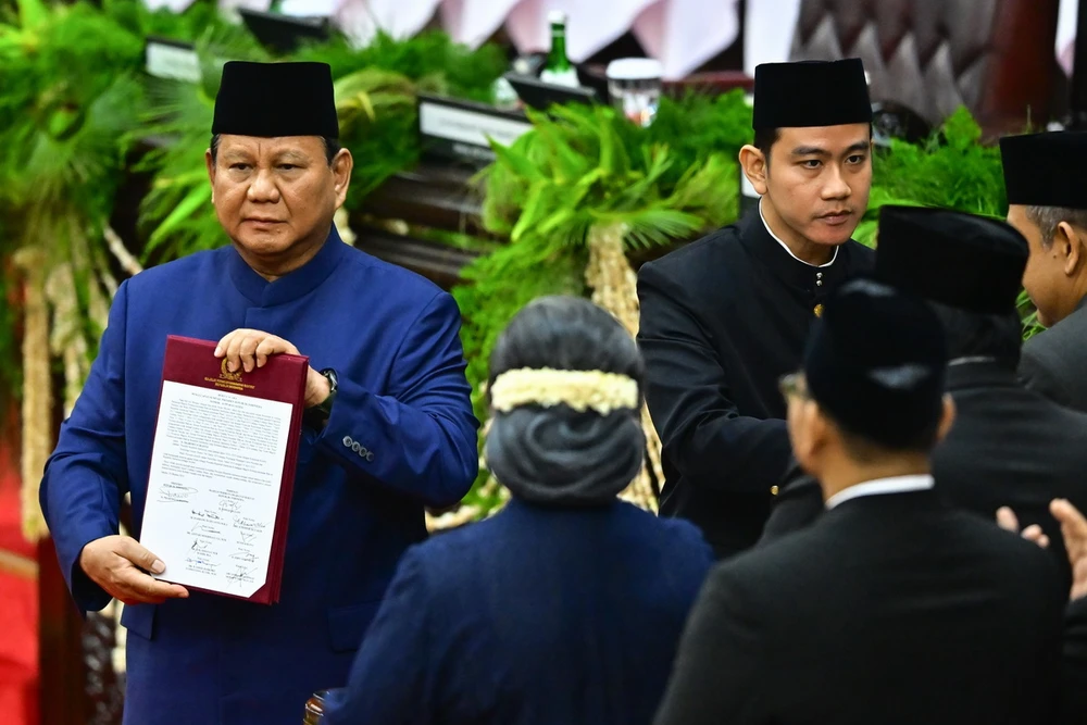 Tân Tổng thống Indonesia Prabowo Subianto (trái) nhậm chức tại Jakarta ngày 20/10/2024. (Nguồn: THX/TTXVN) 