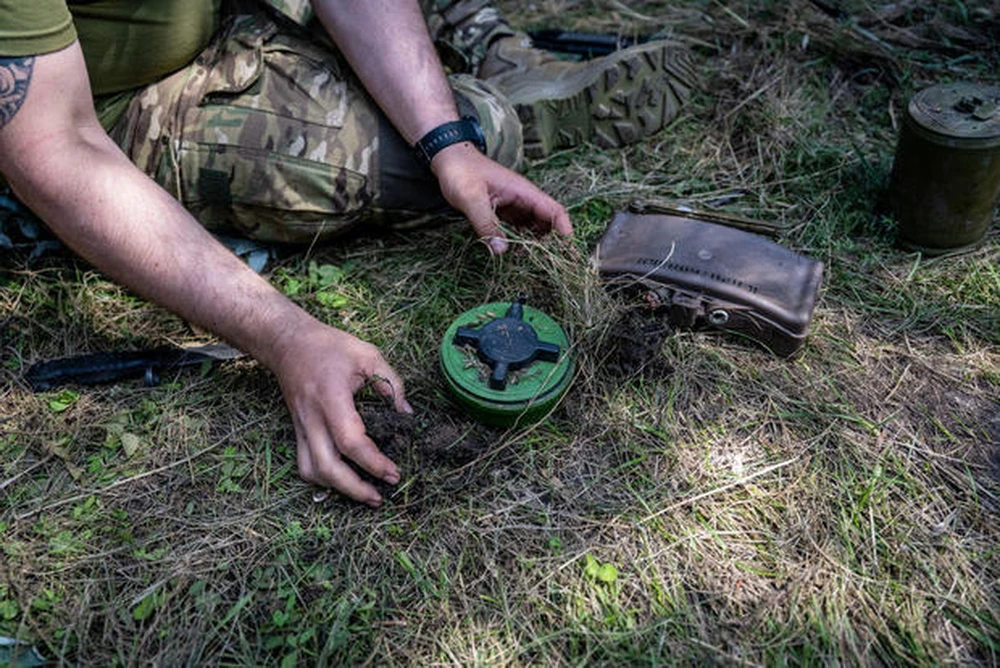 Huấn luyện về mìn sát thương ở Ukraine. (Nguồn: cbsnews)