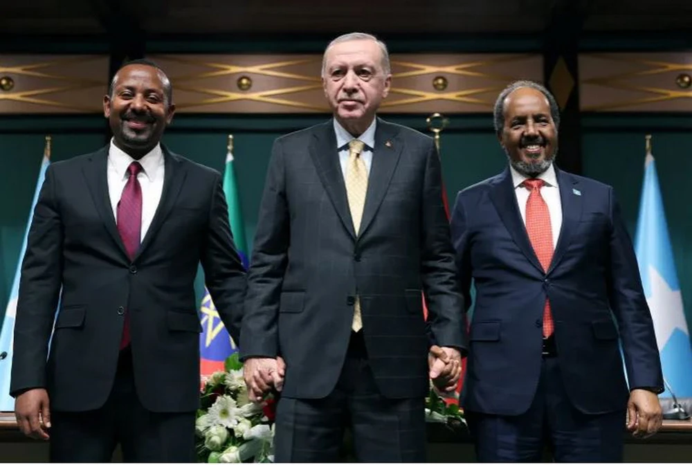 Tổng thống Thổ Nhĩ Kỳ Recep Tayyip Erdogan (ở giữa) chụp ảnh cùng Tổng thống Somalia Hassan Sheikh Mohamud (bên phải) và Thủ tướng Ethiopia Abiy Ahmed (bên trái), sau một cuộc họp báo ở Ankara, ngày 11/12/2024 (Nguồn: Reuters)