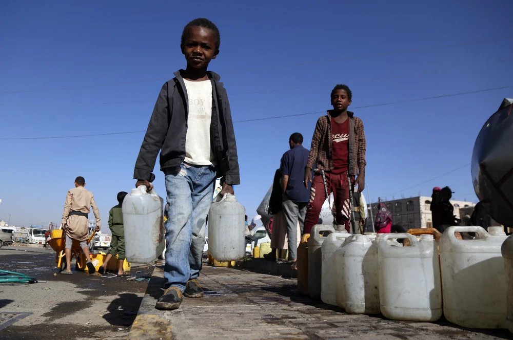 Trẻ em xếp hàng lấy nước sạch từ nguồn viện trợ tại thủ đô Sanaa, Yemen ngày 22/10/2019. (Ảnh: THX/TTXVN)