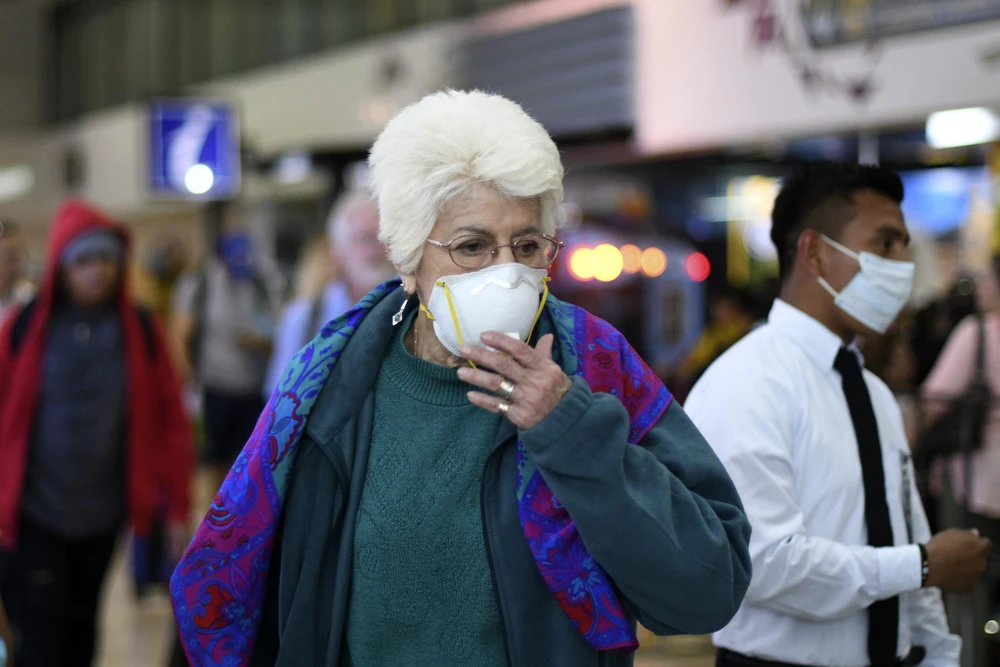 Người dân đeo khẩu trang để phòng tránh lây nhiễm COVID-19 tại Santiago, Chile, ngày 5/3/2020. (Ảnh: THX/TTXVN)