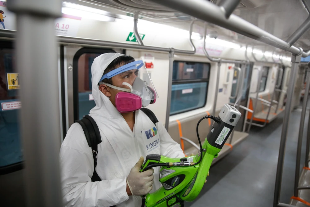 Nhân viên khử trùng tàu điện ngầm ở Mexico City, Mexico nhằm ngăn dịch COVID-19 lây lan ngày 19/3/2020. (Ảnh: THX/TTXVN)