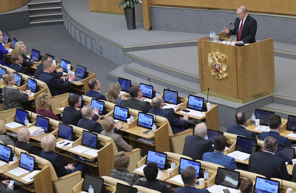 Tổng thống Nga Vladimir Putin (phải) phát biểu tại phiên họp Duma Quốc gia ở Moskva ngày 10/3/2020. (Ảnh: THX/TTXVN)