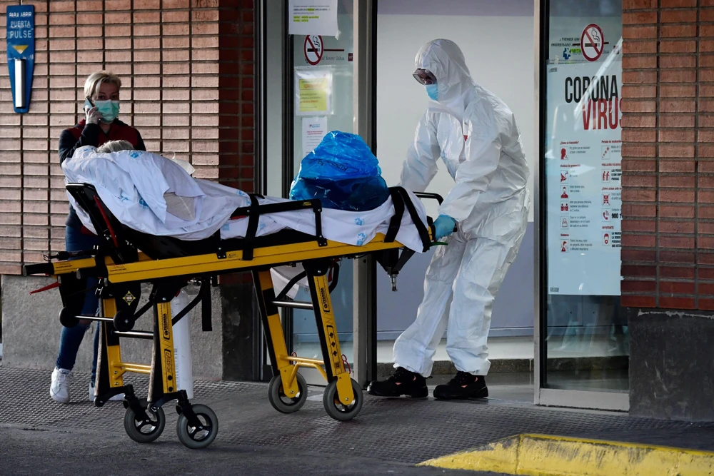 Chuyển bệnh nhân mắc COVID-19 tới bệnh viện Severo Ochoa ở Leganes, Tây Ban Nha ngày 26/3/2020. (Ảnh: AFP/TTXVN)