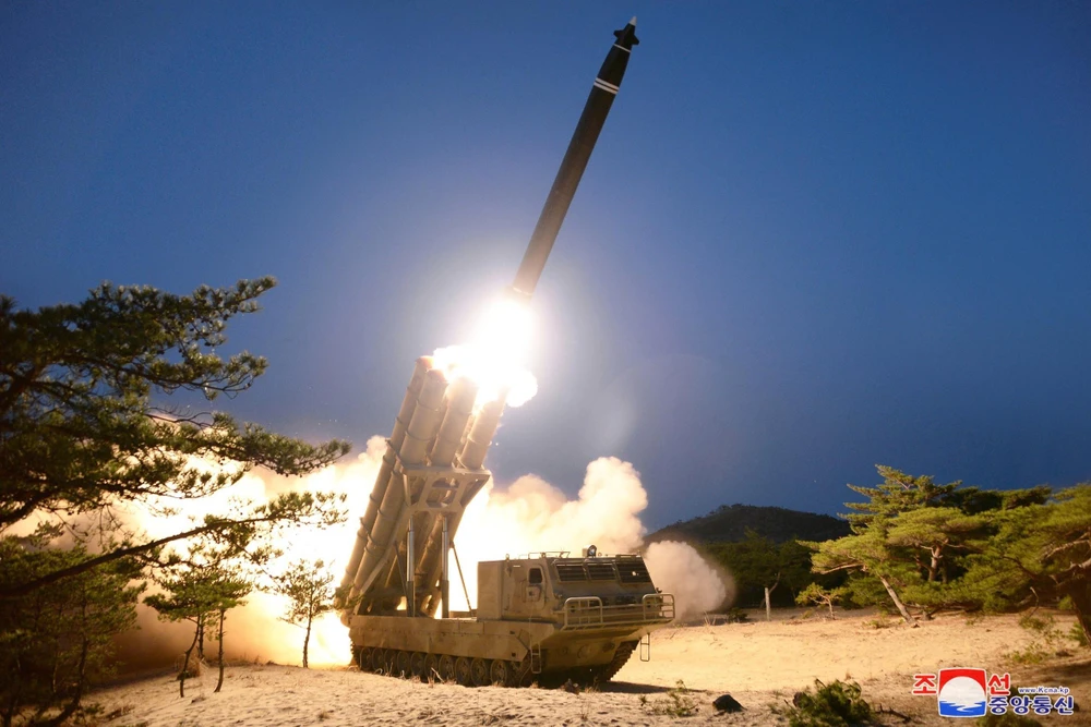 Cuộc thử nghiệm hệ thống phóng tên lửa đa nòng siêu lớn của Triều Tiên ngày 29/3/2020. (Ảnh: Yonhap/TTXVN)