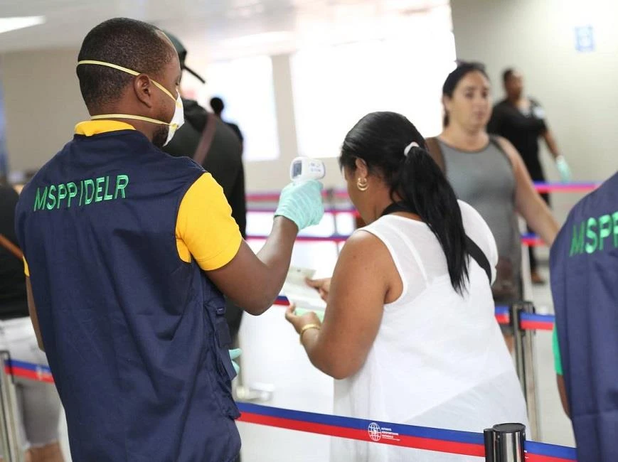Nhân viên y tế kiểm tra thân nhiệt hành khách tại sân bay Port-au-Prince, Haiti. (Nguồn: Bộ Y tế Haiti)