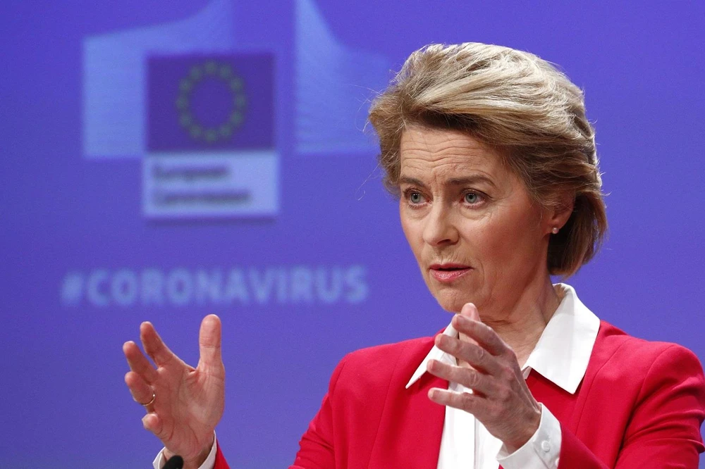 Chủ tịch EC Ursula von der Leyen trong cuộc họp báo về nỗ lực cứu vãn nền kinh tế EU trước ảnh hưởng dịch COVID-19, tại Brussels, Bỉ ngày 2/4/2020. (Ảnh: AFP/TTXVN)