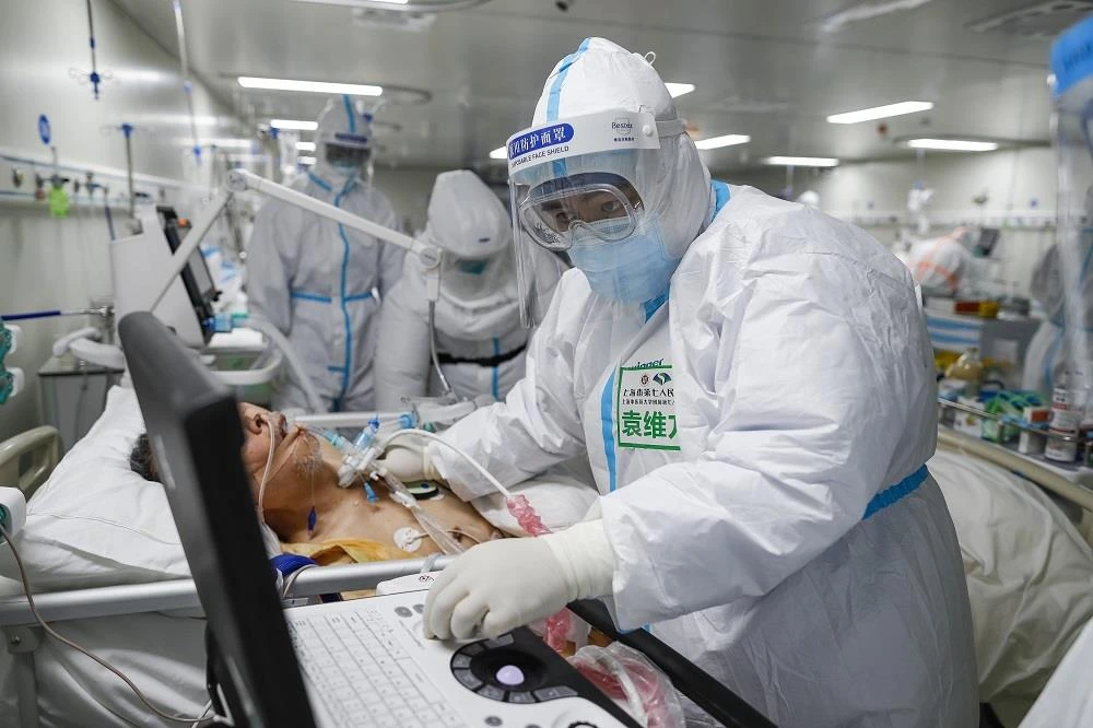 Nhân viên y tế điều trị cho bệnh nhân nhiễm COVID-19 tại bệnh viện ở Vũ Hán, tỉnh Hồ Bắc, Trung Quốc, ngày 1/4/2020. (Ảnh: THX/TTXVN)
