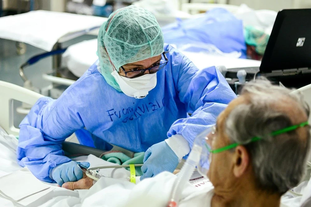 Nhân viên y tế chăm sóc bệnh nhân mắc COVID-19 tại một bệnh viện ở Bergamo, Italy ngày 3/4/2020. (Ảnh: AFP/TTXVN)