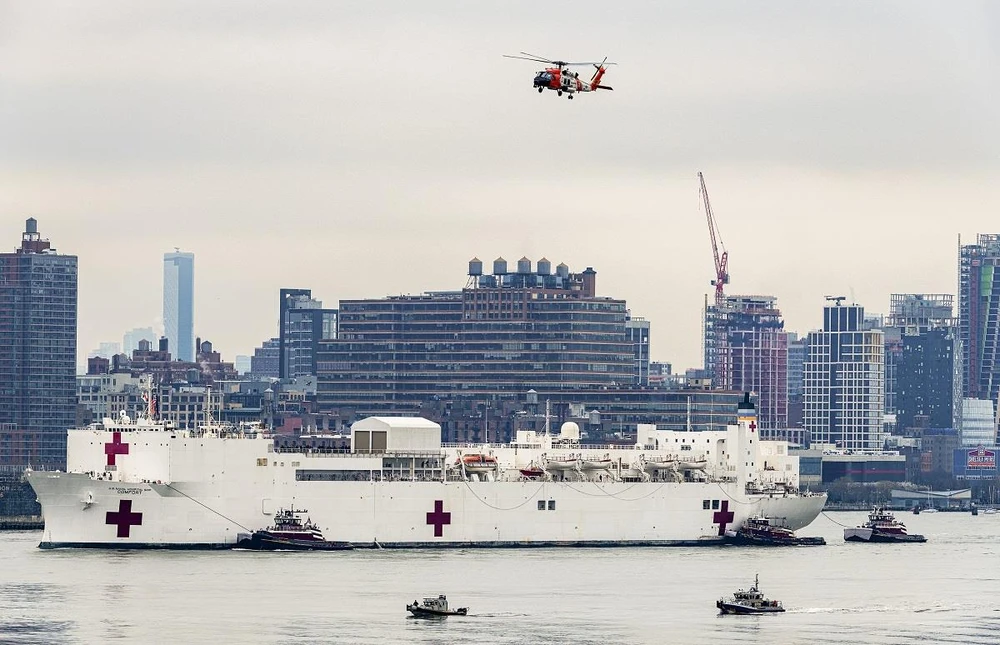 àu bệnh viện USNS Comfort cập cảng Manhattan, New York, Mỹ ngày 30/3/2020. (Ảnh: THX/TTXVN)