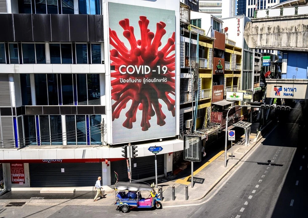 Biển thông tin về dịch COVID-19 trên một đường phố ở Bangkok, Thái Lan, ngày 26/3/2020. (Ảnh: AFP/TTXVN)