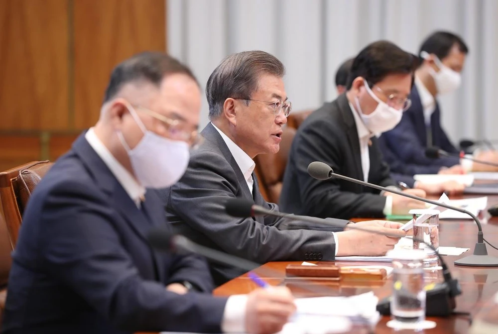 Tổng thống Hàn Quốc Moon Jae-in (thứ 2, trái) chủ trì phiên họp thứ 4 của Hội đồng kinh tế khẩn cấp về ảnh hưởng của dịch COVID-19 tại Seoul, ngày 8/4/2020. (Ảnh: Yonhap/ TTXVN)
