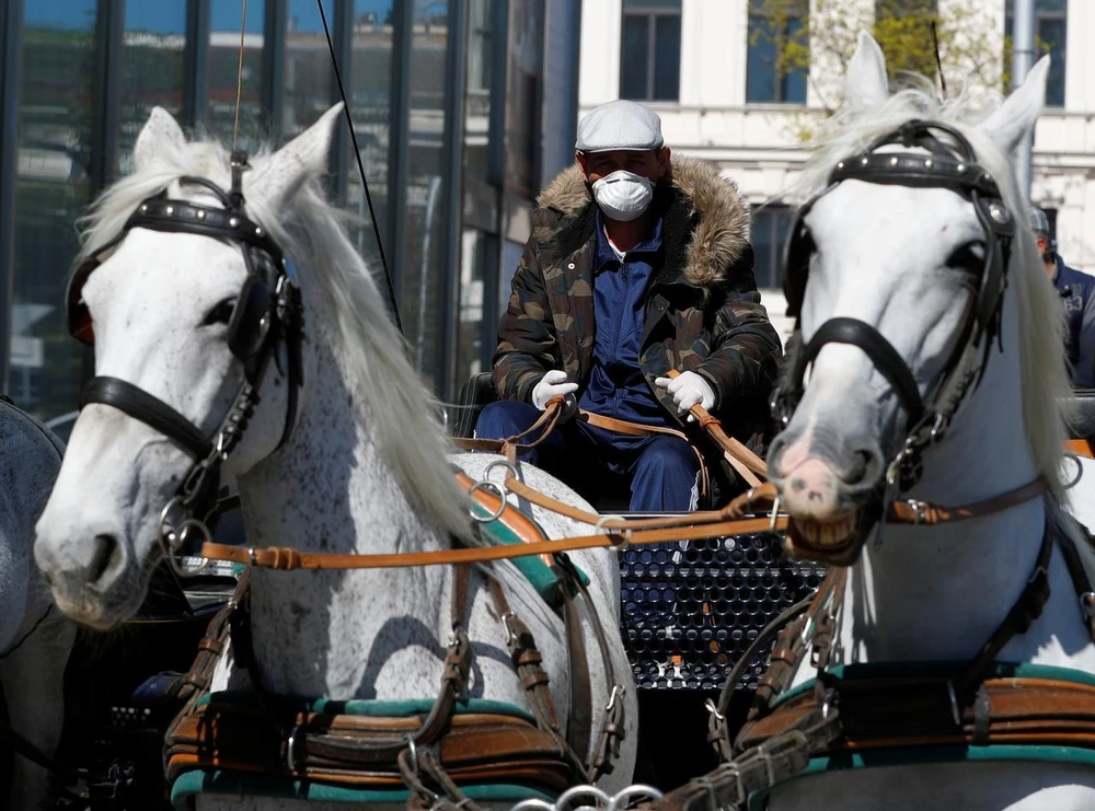 Xe ngựa được dùng để giao thức ăn cho người già trong mùa dịch COVID-19 tại Vienna, Áo. (Ảnh: Reuters)