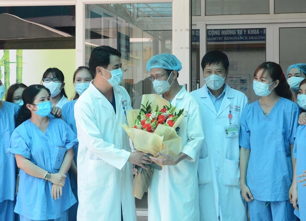 Tặng hoa các y, bác sỹ trực tiếp điều trị bệnh nhân mắc COVID-19 tại bệnh viện Đà Nẵng. (Ảnh: Văn Dũng/TTXVN)