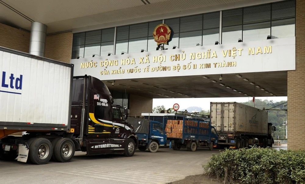 Các xe chờ làm thủ tục xuất khẩu hàng hoá qua cửa khẩu quốc tế đường bộ số II Kim Thành. (Ảnh: Quốc Khánh/TTXVN)
