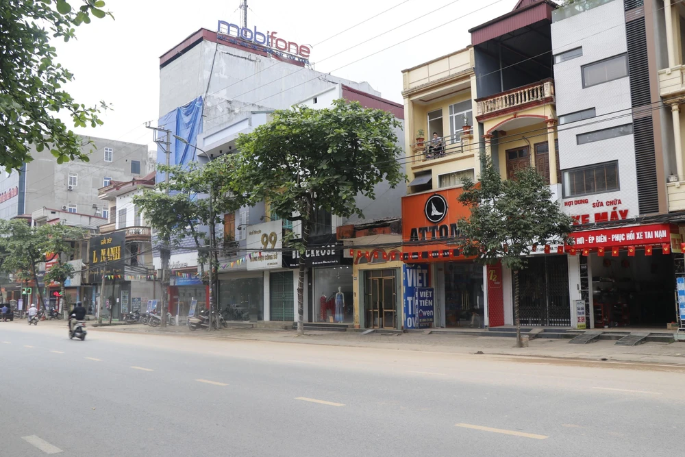Cửa hàng bán hàng hóa không thuộc các mặt hàng thiết yếu đã đóng cửa trở lại theo chỉ đạo của thành phố Yên Bái. (Ảnh: Tuấn Anh/TTXVN)