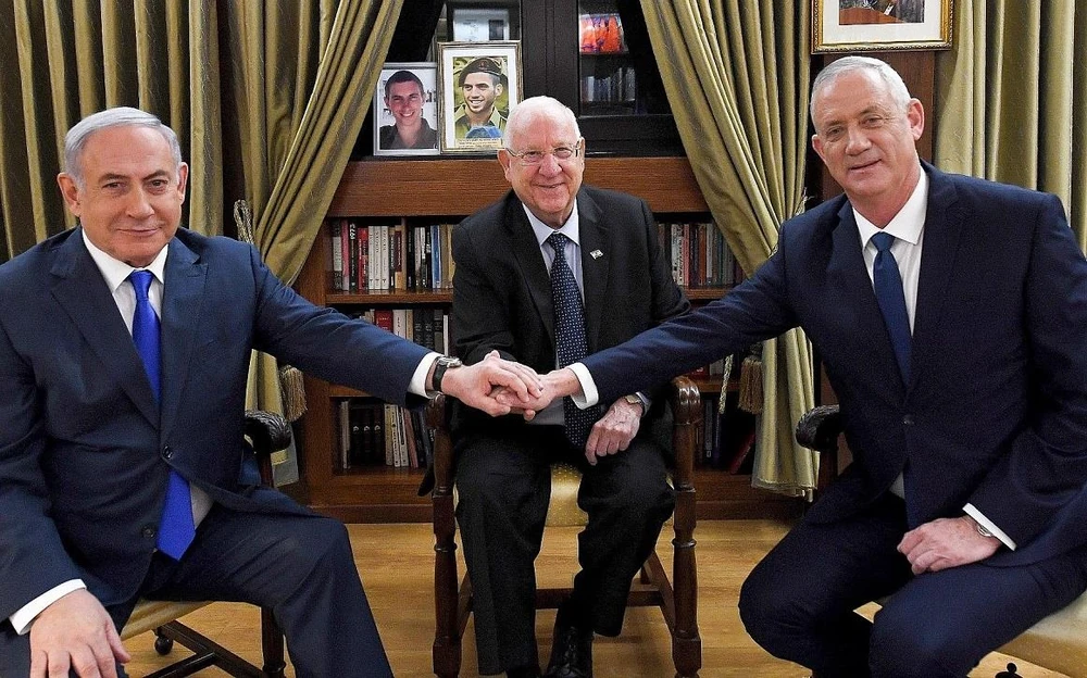 Từ trái qua phải: Thủ tướng Israel Benjamin Netanyahu, Tổng thống Reuven Rivlin và lãnh đạo đảng Xanh-Trắng Benny Gantz. (Nguồn: GPO)