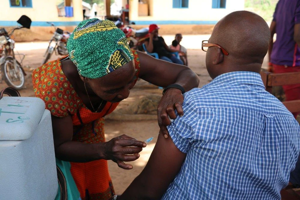 Nhân viên y tế tiêm vắcxin phòng sốt vàng da tại Nam Sudan. (Nguồn: WHO)
