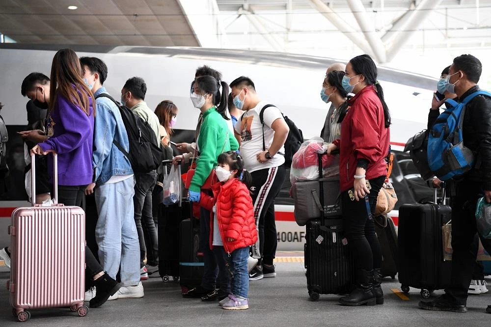 Hành khách tới ga tàu hỏa ở Thâm Quyến, tỉnh Quảng Đông, Trung Quốc ngày 8/4/2020. (Ảnh: THX/TTXVN)