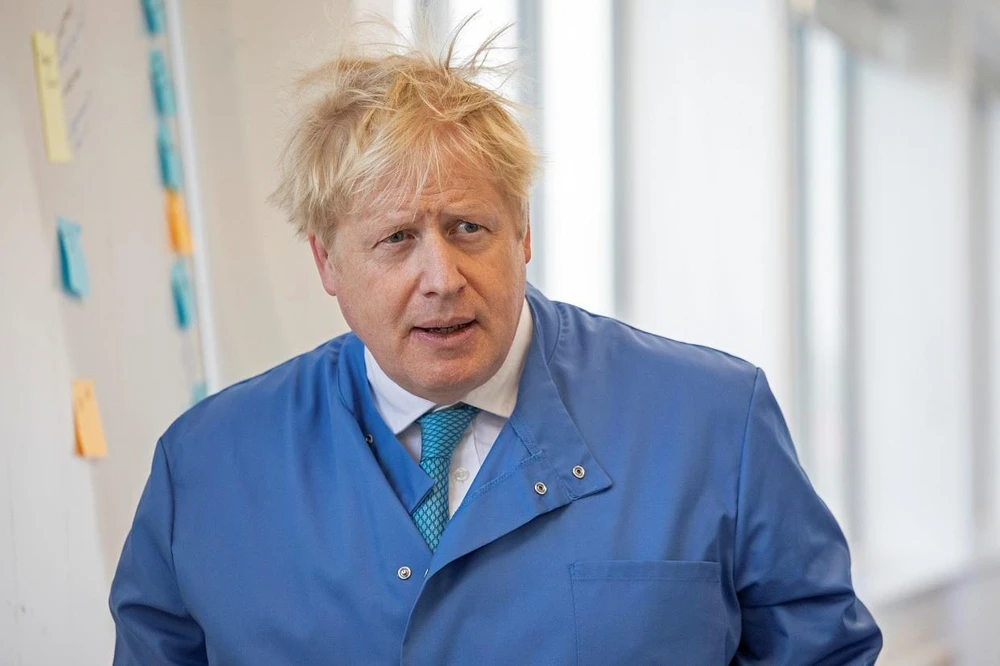 Thủ tướng Anh Boris Johnson thăm phòng thí nghiệm ở London, ngày 6/3/2020. (Ảnh: AFP/TTXVN)