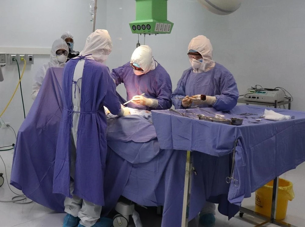 Các bác sỹ Bệnh viện đa khoa Cao Bằng đang mổ đẻ cho sản phụ H.T.N. (Ảnh: TTXVN phát)