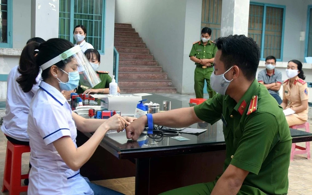 Các cán bộ, chiến sỹ công an tham gia hiến máu tình nguyện. (Ảnh: Trung Hiếu/TTXVN)