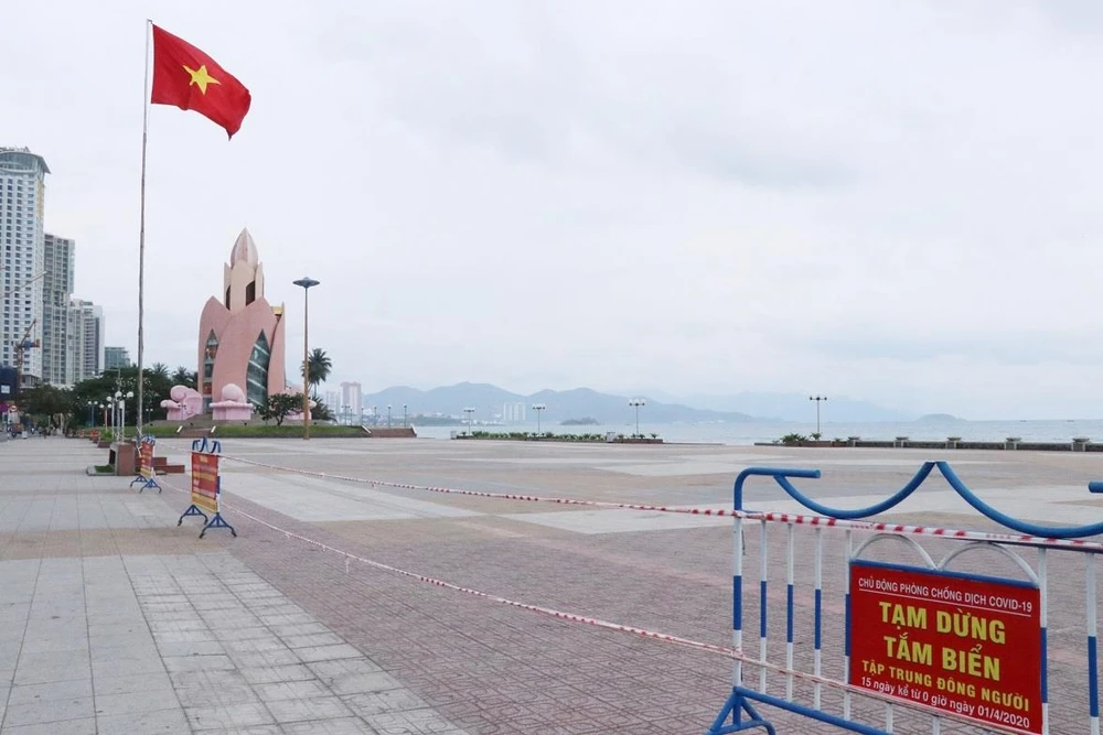 Quảng trường 2/4 bên bờ vịnh Nha Trang trong những ngày thực hiện giãn cách xã hội. (Ảnh: Tiên Minh/TTXVN)