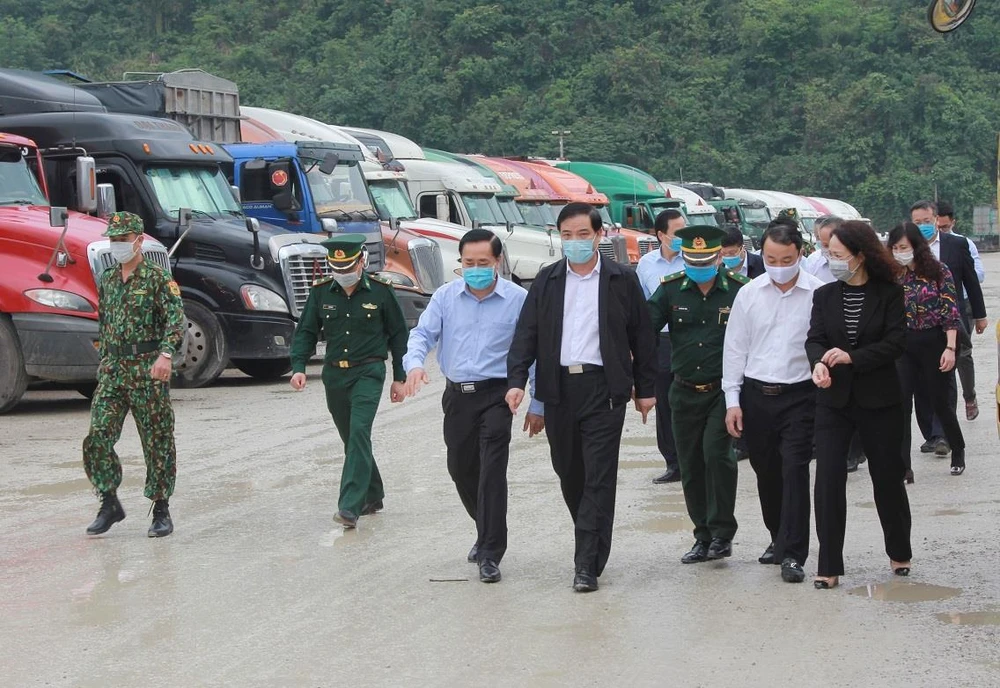 Bộ trưởng Nguyễn Xuân Cường cùng đoàn công tác kiểm tra thực địa tình hình xuất nhập khẩu hàng hóa tại cửa khẩu quốc tế Hữu Nghị, Lạng Sơn. (Ảnh: Quang Duy/TTXVN)