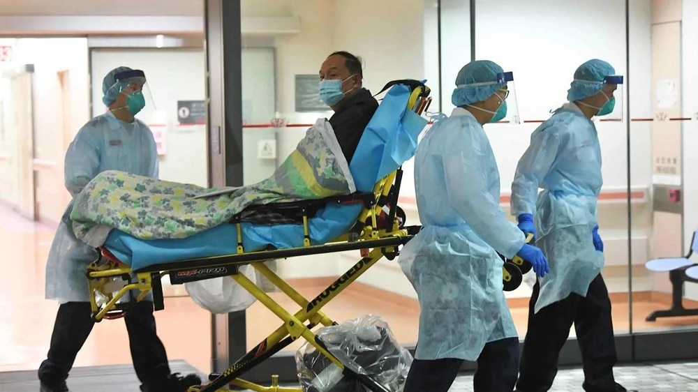 Bệnh nhân mắc COVID-19 được chuyển tới bệnh viện tại Hong Kong (Trung Quốc). (Ảnh: Reuters)