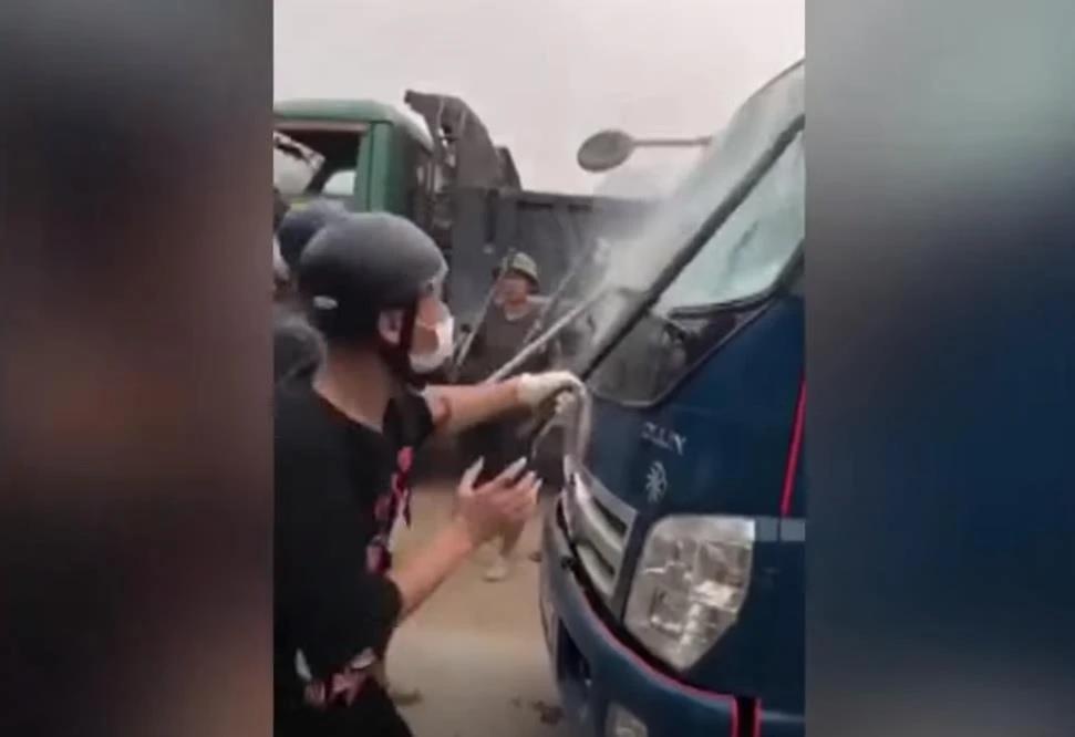 Ảnh chụp màn hình các đối tượng đập phá xe ôtô trong vụ tranh chấp đất đai ở Lương Sơn, Hòa Bình.