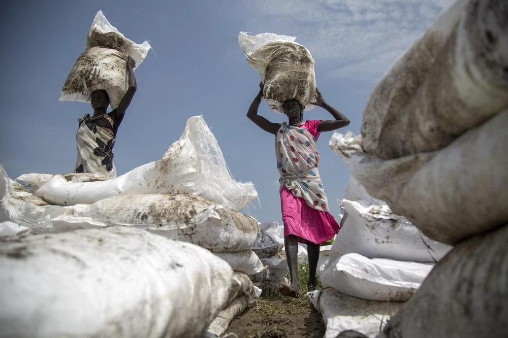 Người dân nhận lương thực cứu trợ tại Jonglei, Nam Sudan. (Ảnh: AFP/TTXVN)