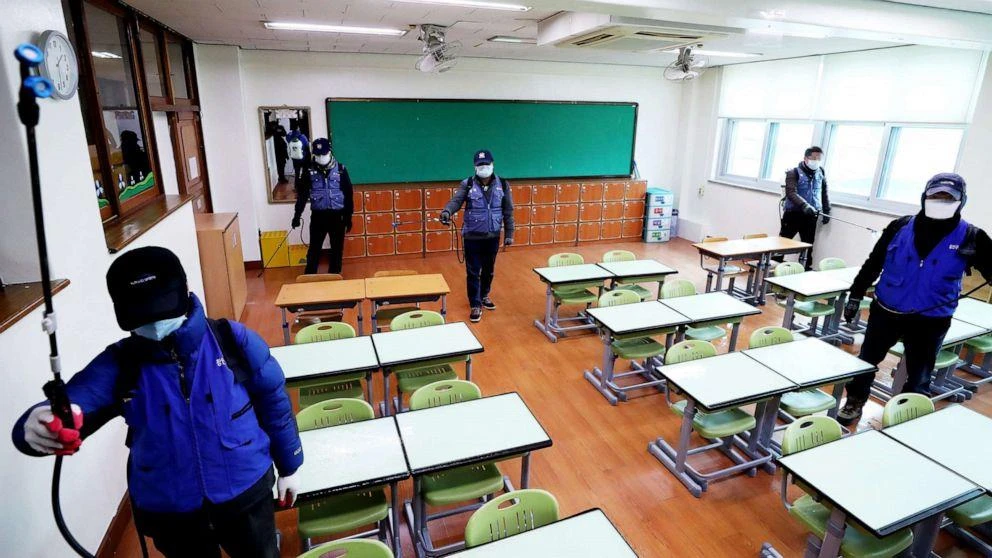 Nhân viên phun thuốc khử khuẩn phòng ngừa dịch COVID-19 tại trường học Hàn Quốc. (Nguồn: ABC News)