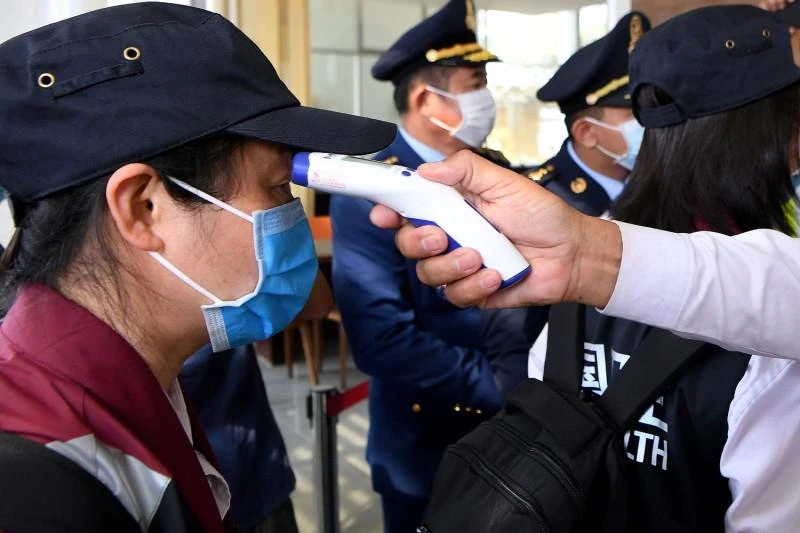 Kiểm tra thân nhiệt hành khách tại sân bay quốc tế Phnom Penh, Campuchia. (Nguồn: AFP)