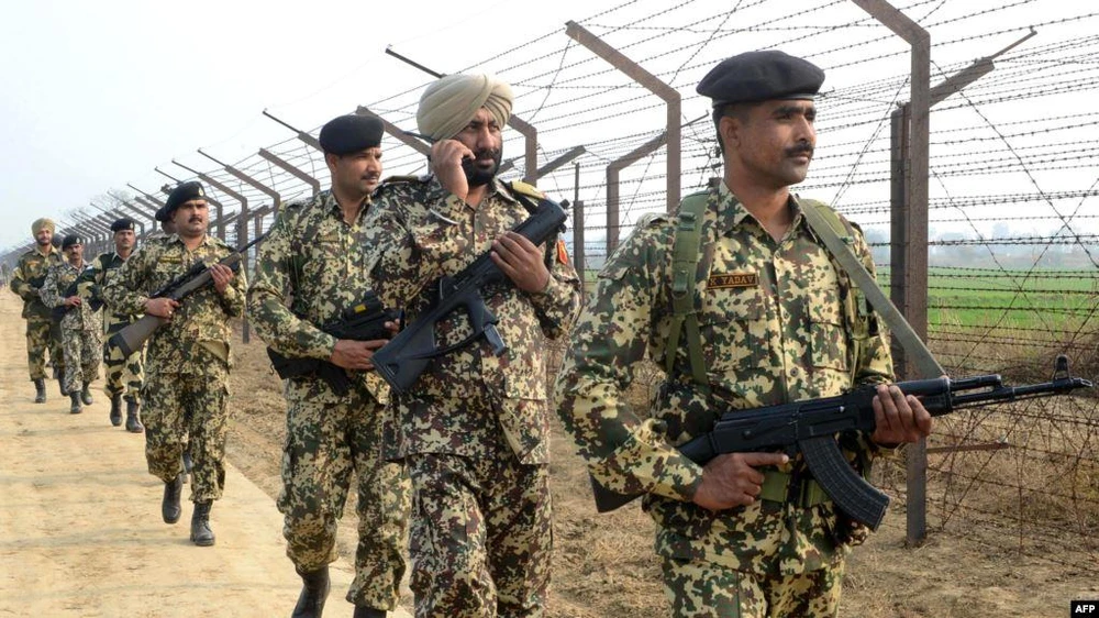 Binh sỹ Ấn Độ tuần tra tại hàng rào biên giới với Pakistan. (Nguồn: AFP)