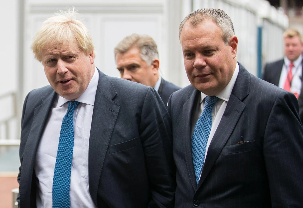 Thủ tướng Anh Boris Johnson (trái) và Quốc vụ khanh phụ trách Chính sách Thương mại Conor Burns. (Nguồn: The Independent)