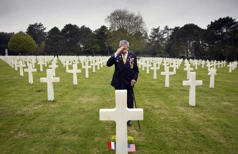 Một cựu binh Mỹ viếng mộ các đồng đội hy sinh tại Normandy, Pháp. (Nguồn: AP)