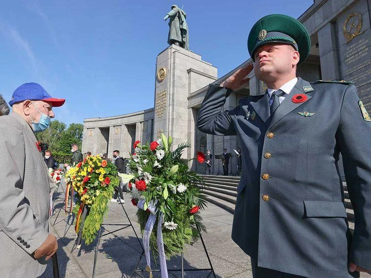 Một cựu chiến binh tham dự lễ kỷ niệm chiến thắng phátxít và kết thúc Chiến tranh thế giới thứ hai tổ chức tại công viên Tiergarten, Berlin. (Nguồn: Reuters)