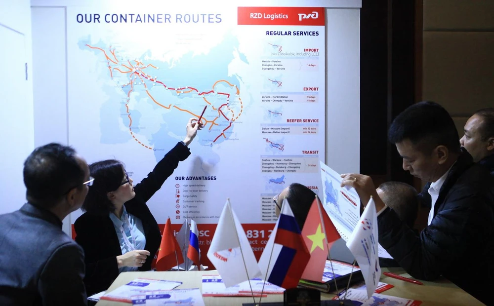 Đại diện đối tác Nga -Việt Nam thảo luận về phát triển tuyến vận tải đường sắt từ Nga tới ga Yên Viên. (Ảnh: Trần Hiếu/TTXVN)