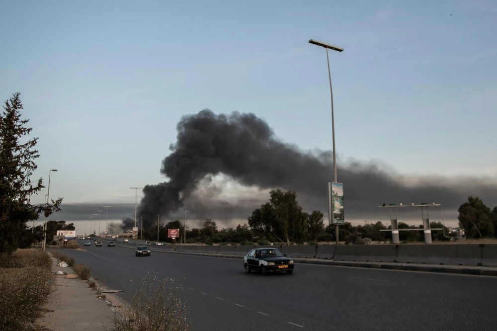 Khói bốc lên từ hiện trường vụ pháo kích ở quận Tajura, phía Đông thủ đô Tripoli, Libya ngày 6/5/2020. (Ảnh: THX/TTXVN)